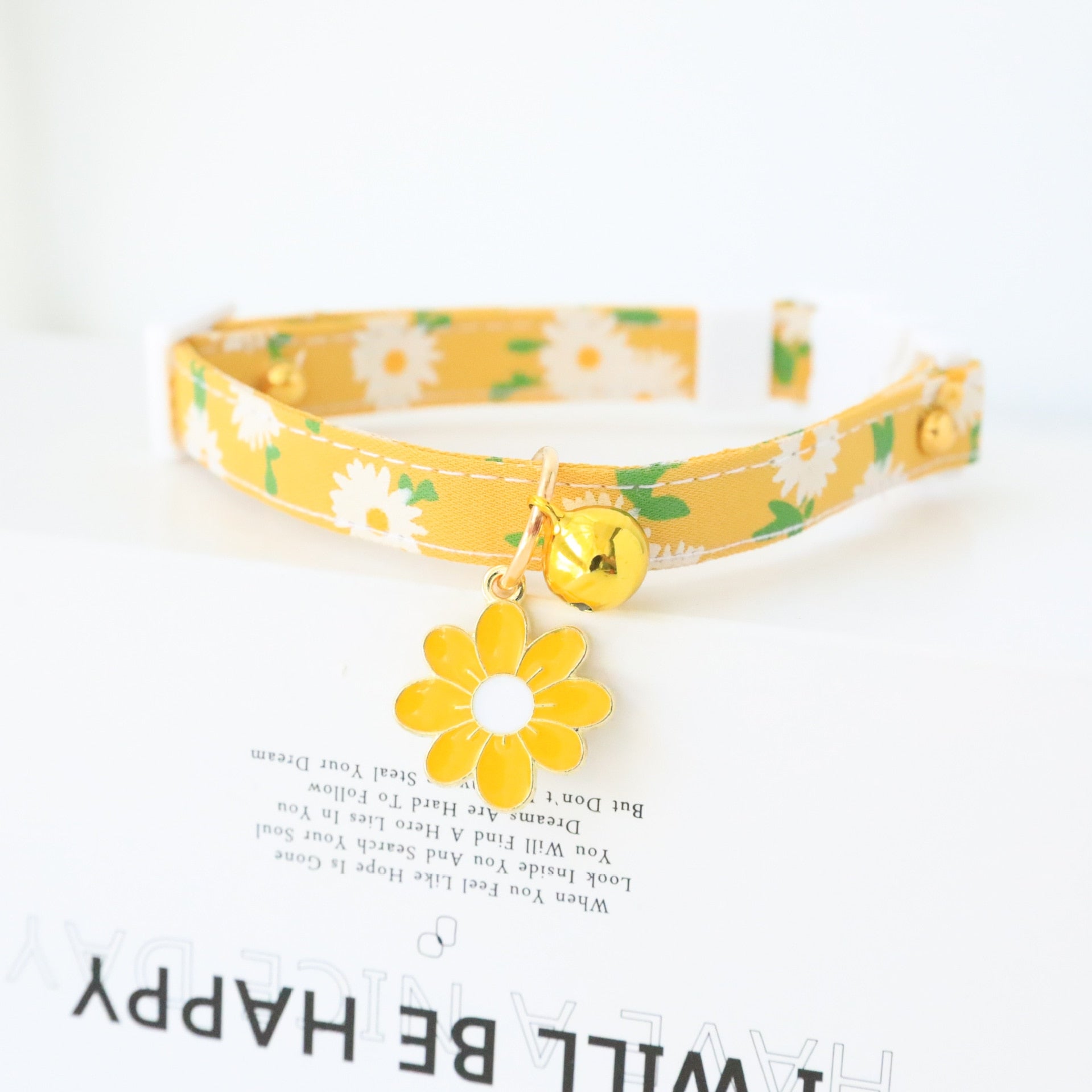 Collar ajustable con campana y flores amarillo